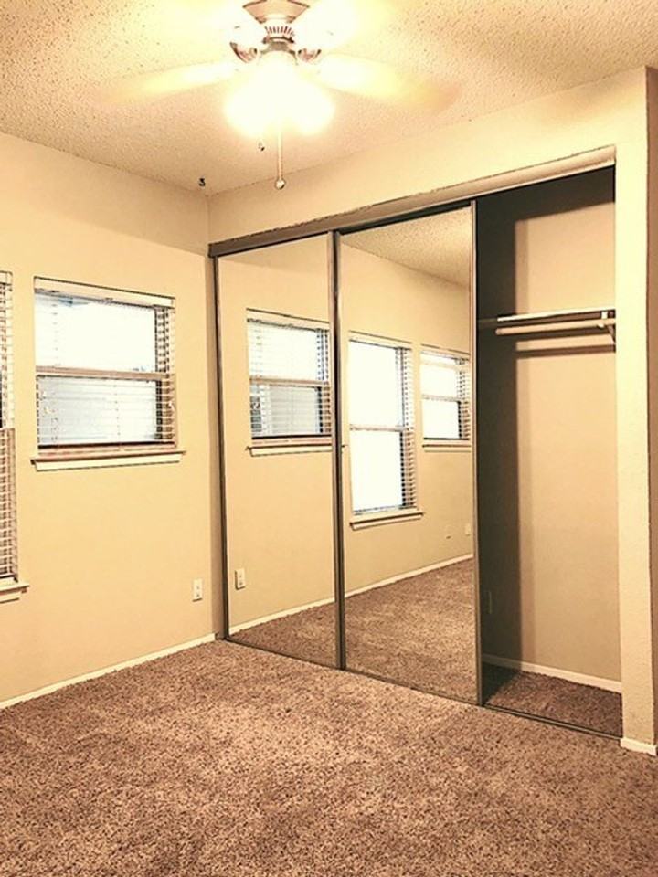 808 West 29th Street - Photo 6 of 24