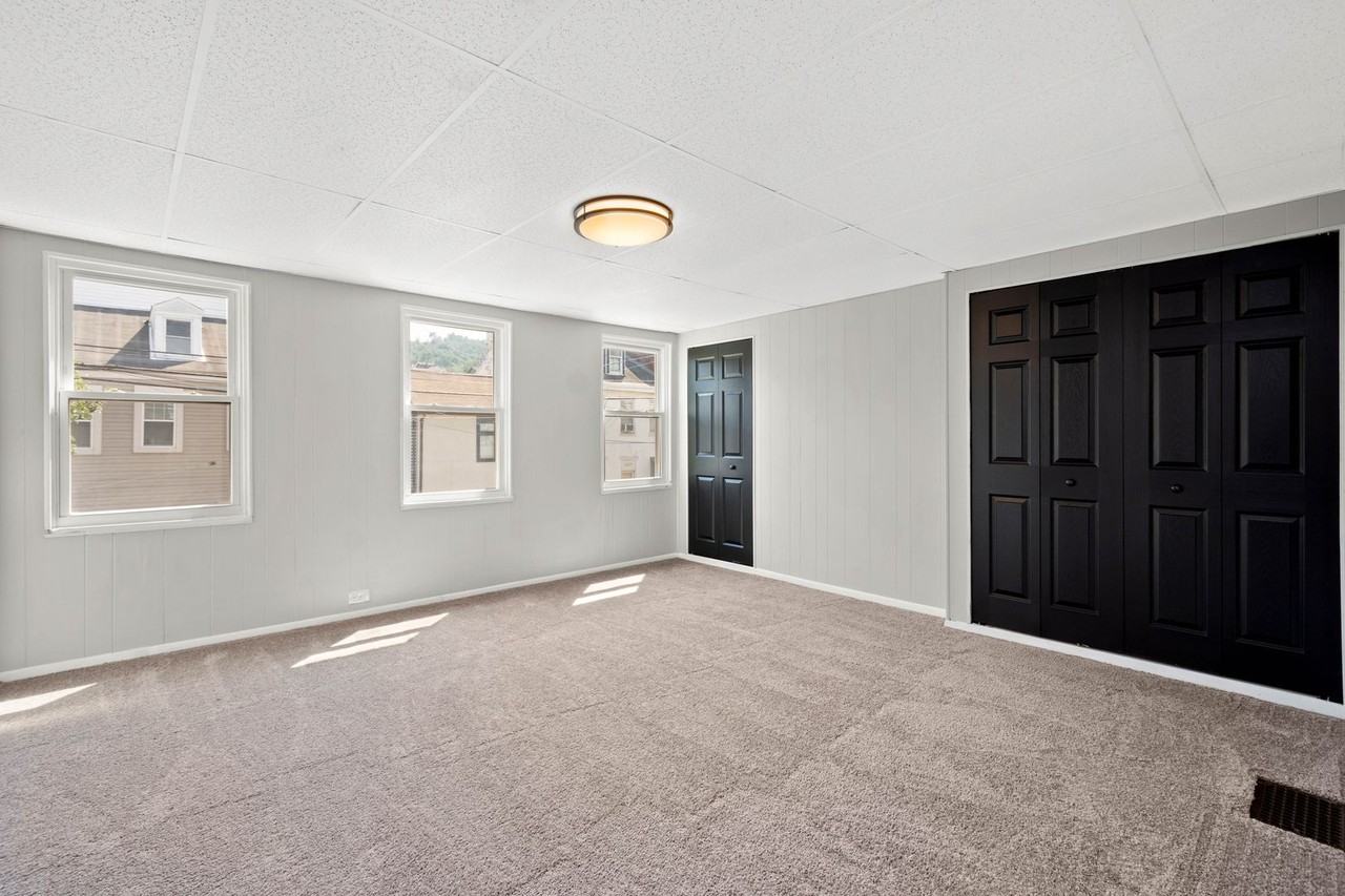 2327 Jane St - Photo 5 of 21