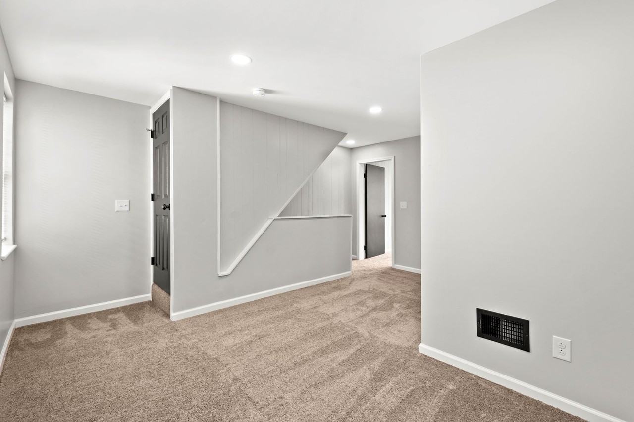 2327 Jane St - Photo 7 of 21