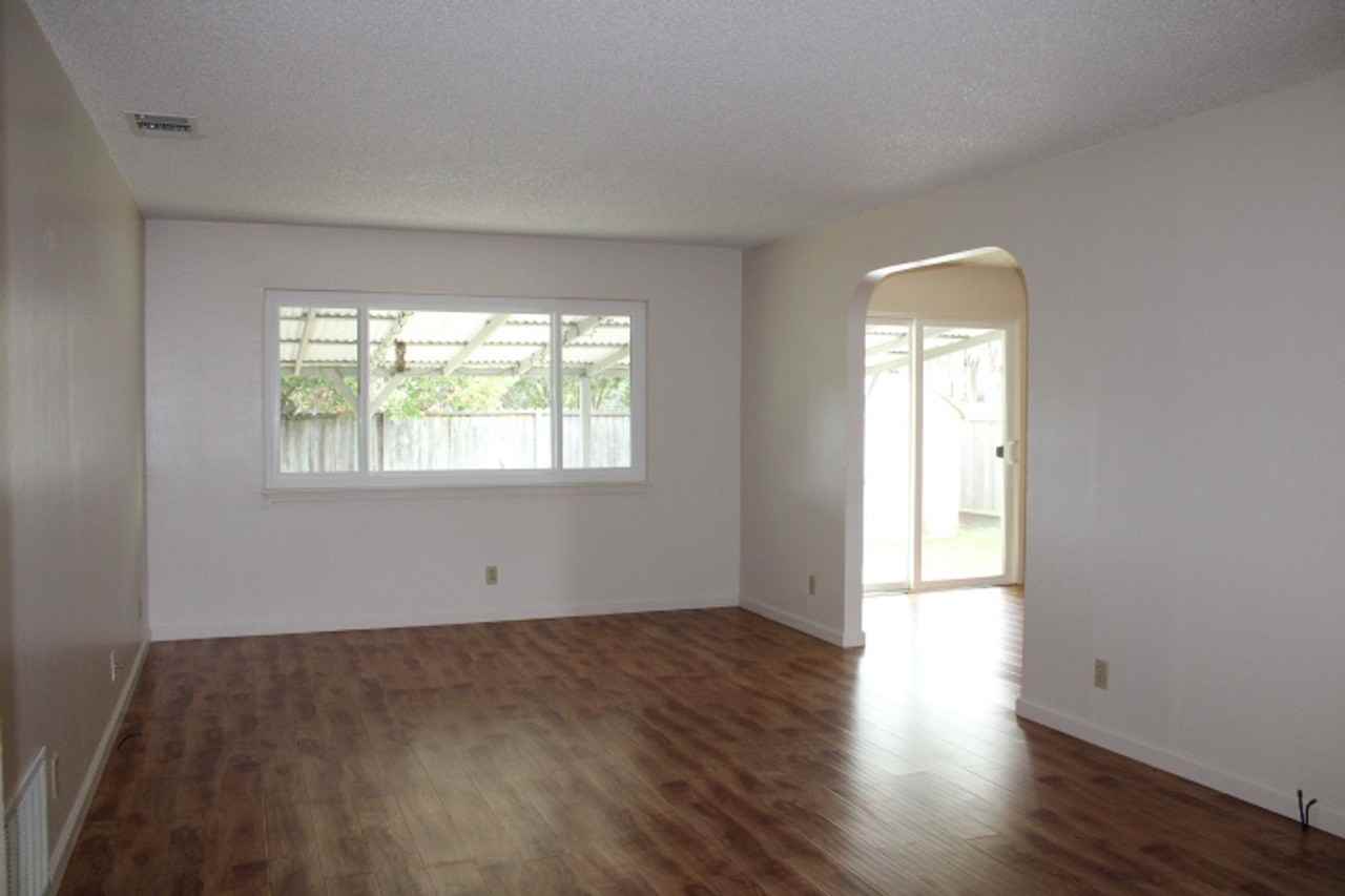 2733 Sargent Ave - Photo 3 of 19