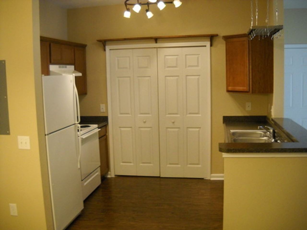 447 W Longleaf Dr - Photo 3 of 11