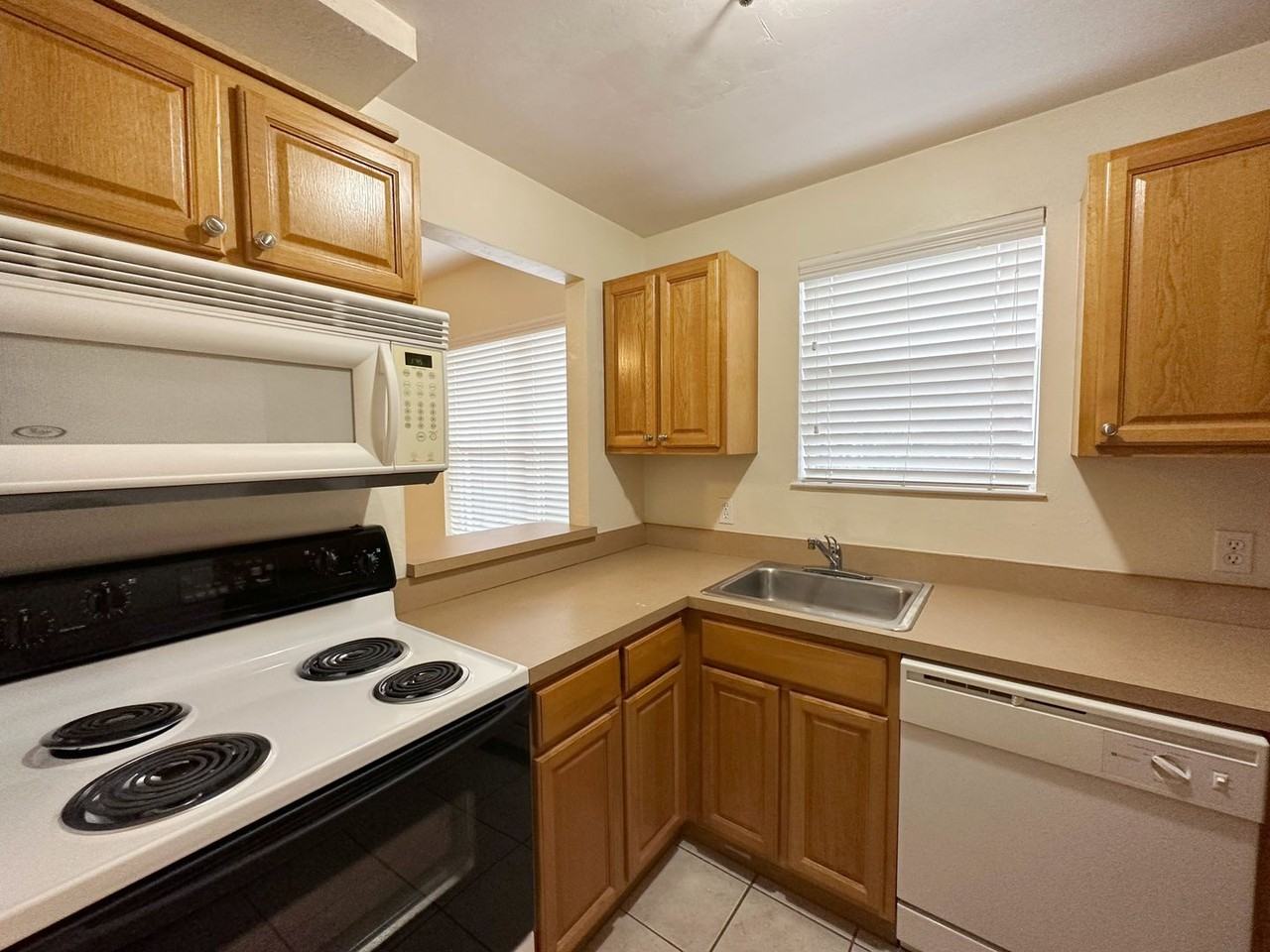 1123 Sw 5th Ave - Photo 6 of 10