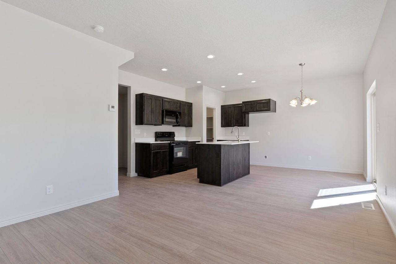 728 N Old Fort Dr - Photo 2 of 19