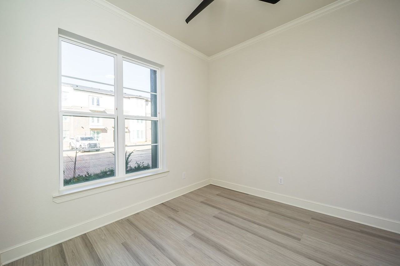 528 W Erwin St - Photo 4 of 25