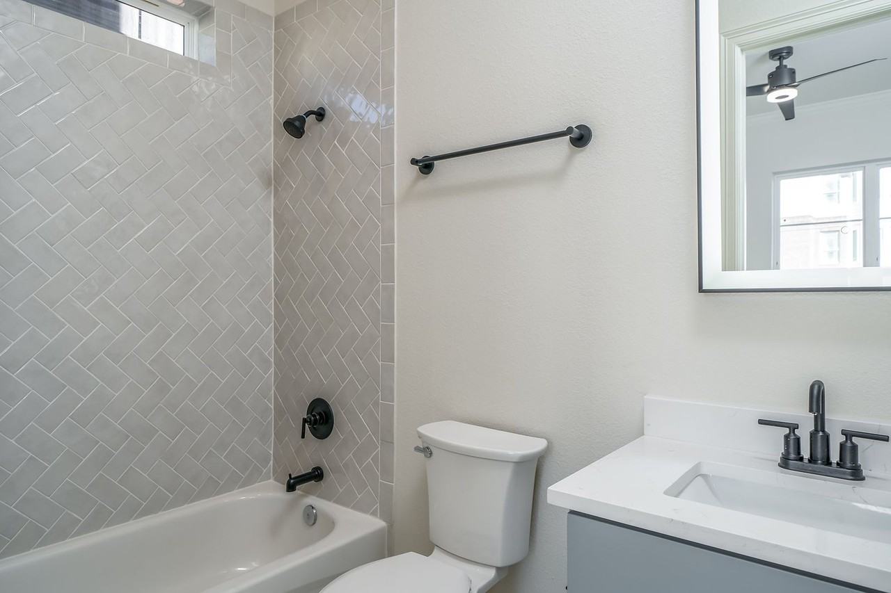 528 W Erwin St - Photo 6 of 25