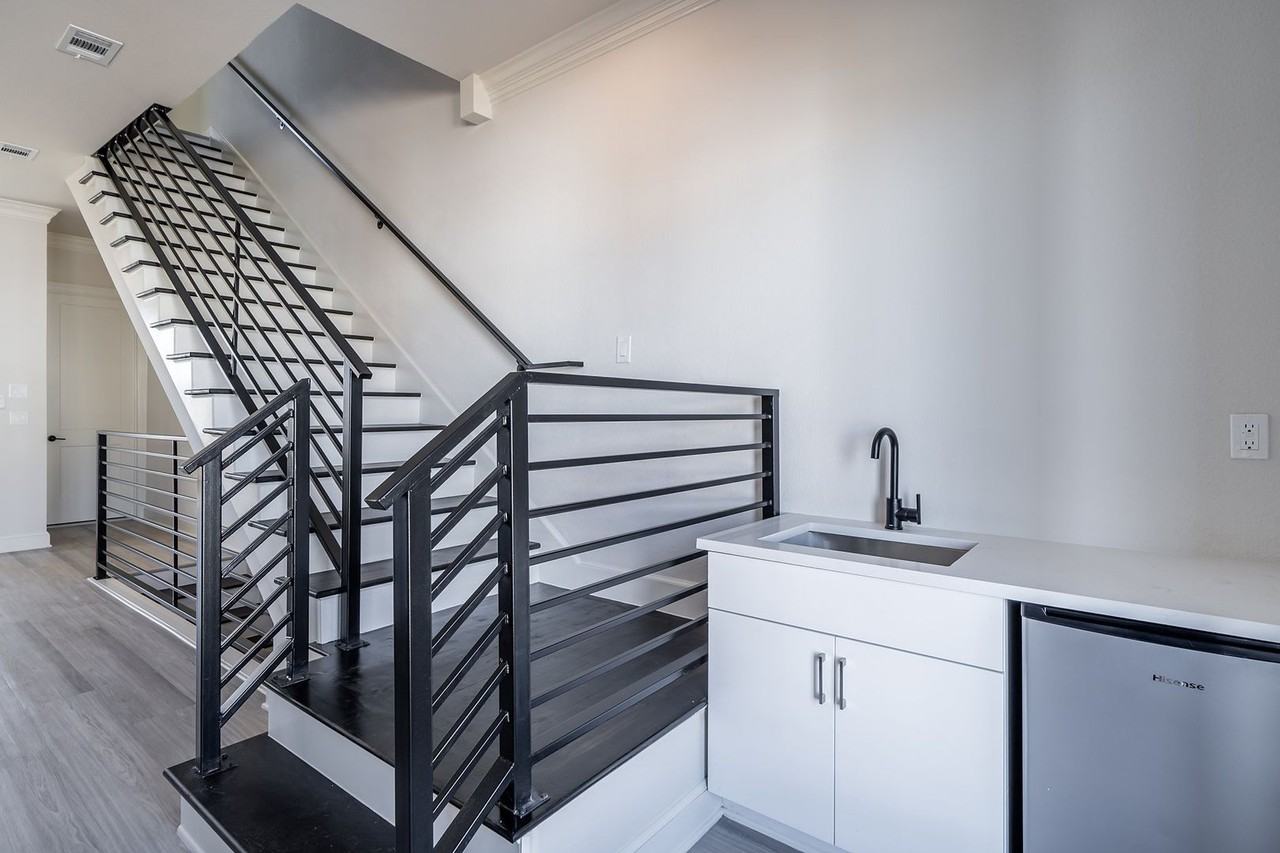 528 W Erwin St - Photo 7 of 25