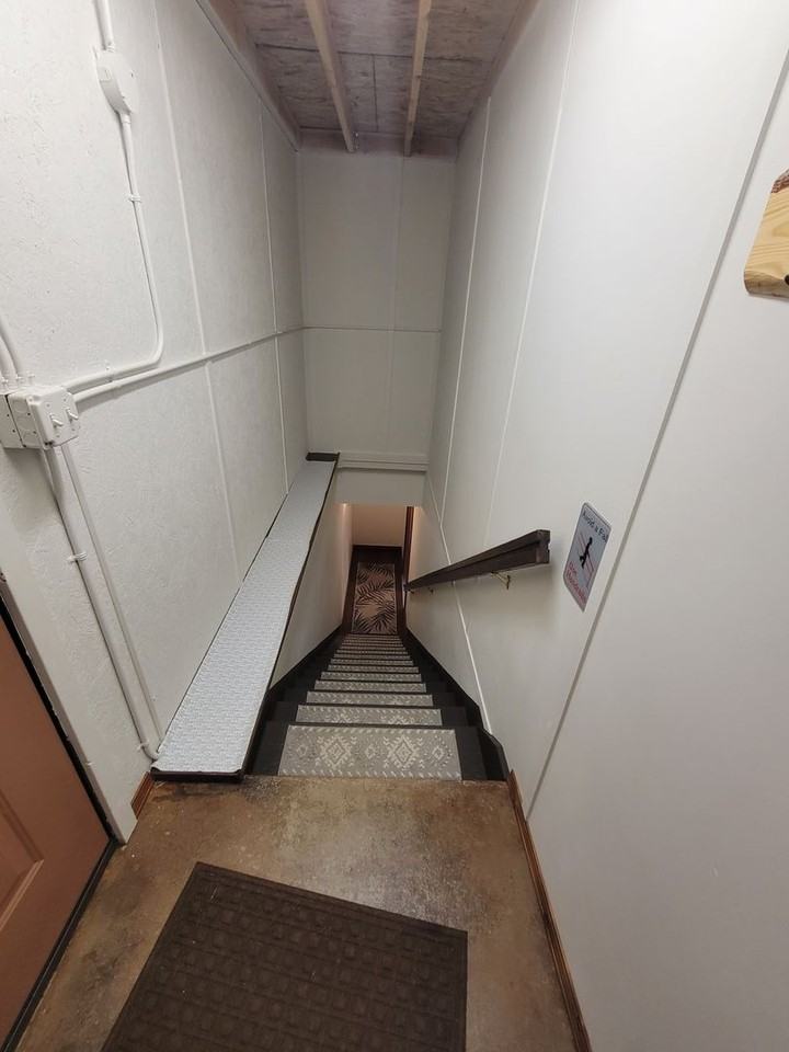 421 Pleasant Dr W - Photo 3 of 23