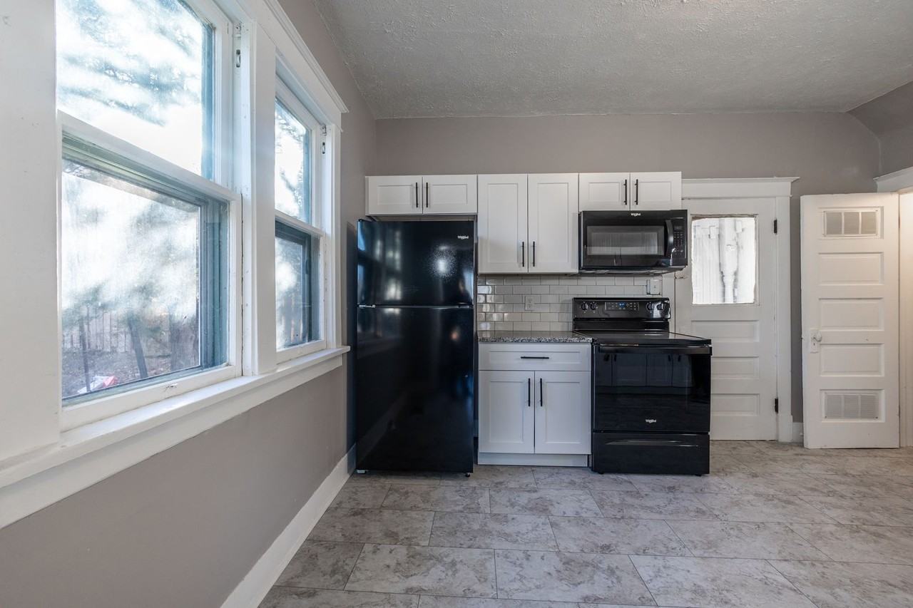 4011 Saratoga St - Photo 6 of 15