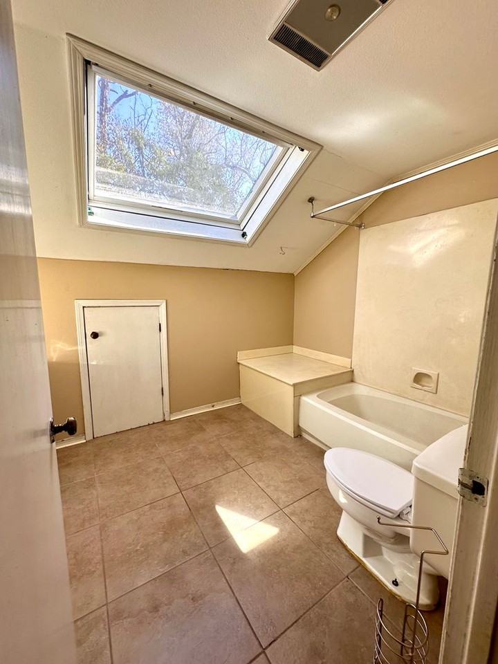 1336 Sharlo Ave - Photo 4 of 24