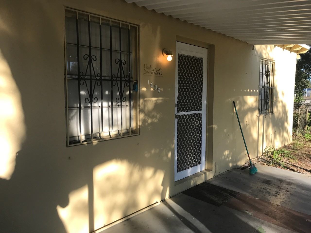 1609 Lauderdale Manor Dr - Photo 3 of 15