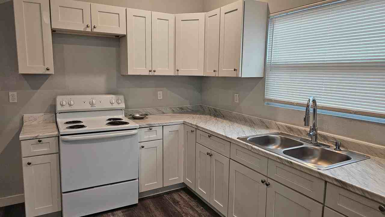 1446 W 23rd St - Photo 3 of 17