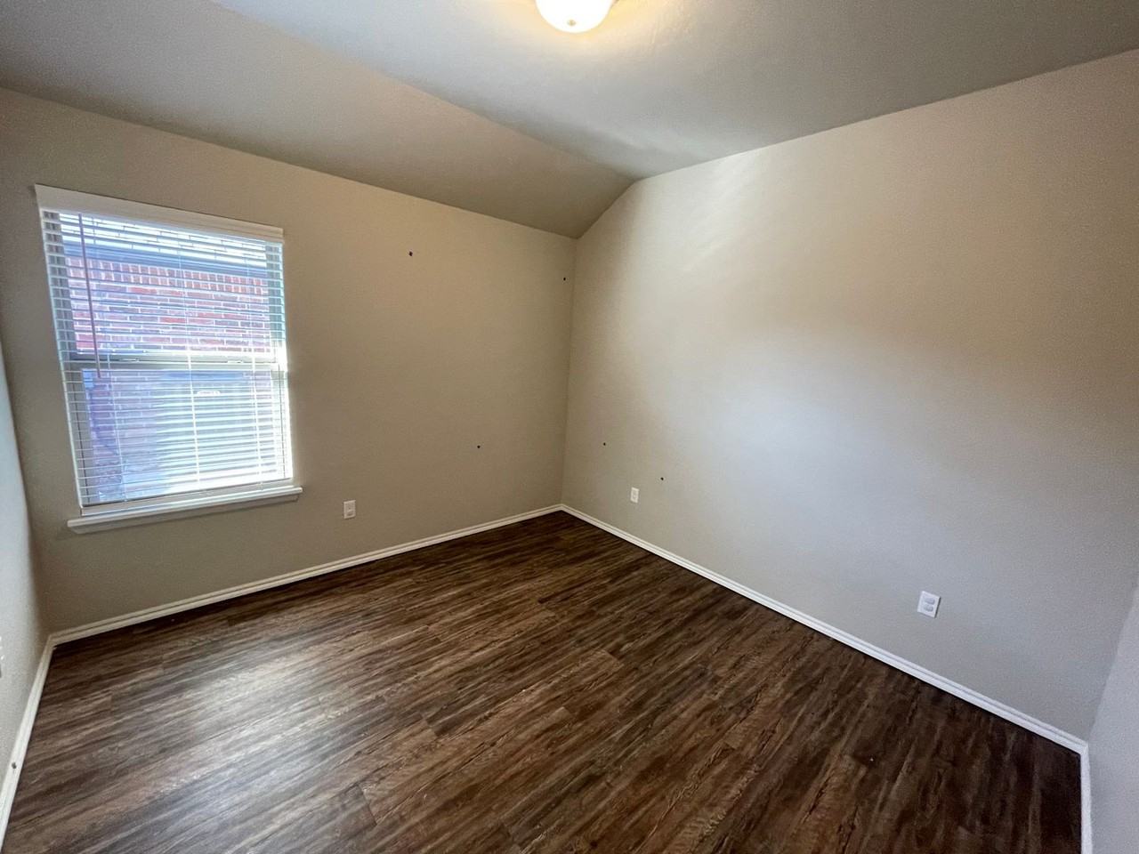 10906 Nw 119th St - Photo 3 of 26