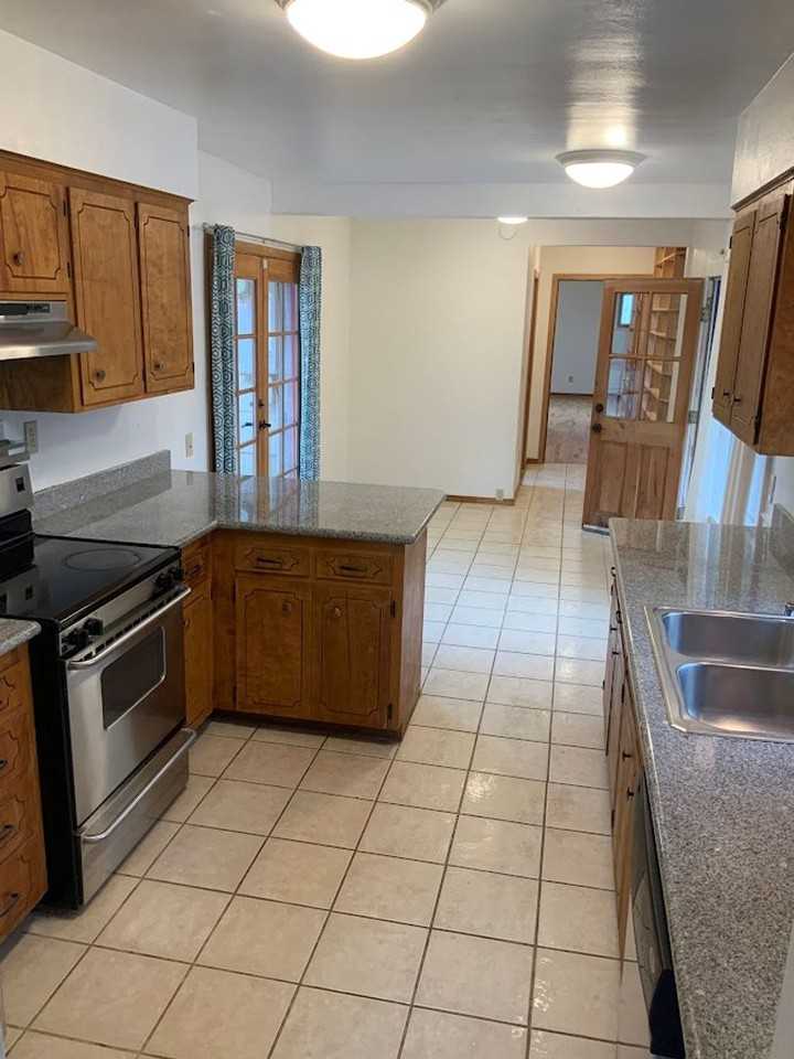 2271 Emerald St - Photo 3 of 27