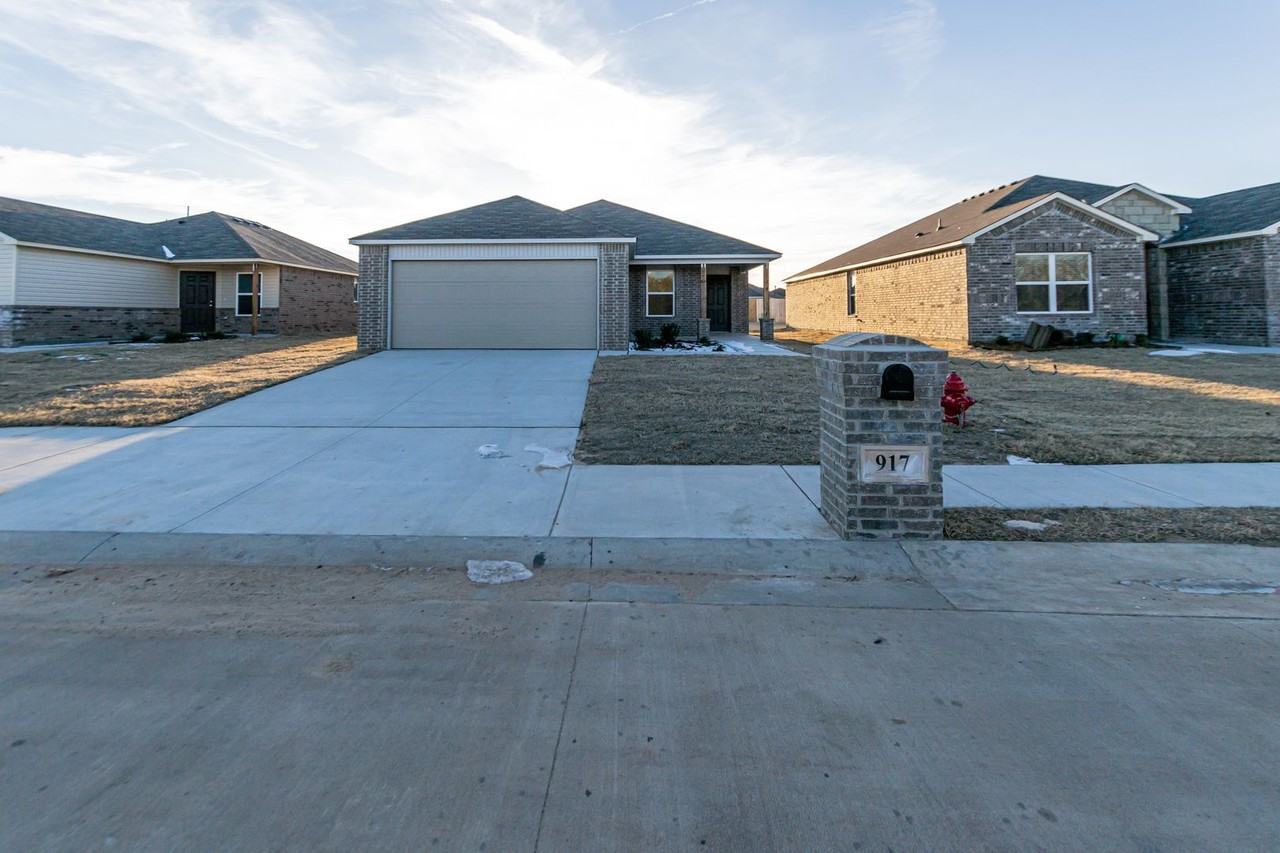 917 Ne 4th St - Photo 2 of 20