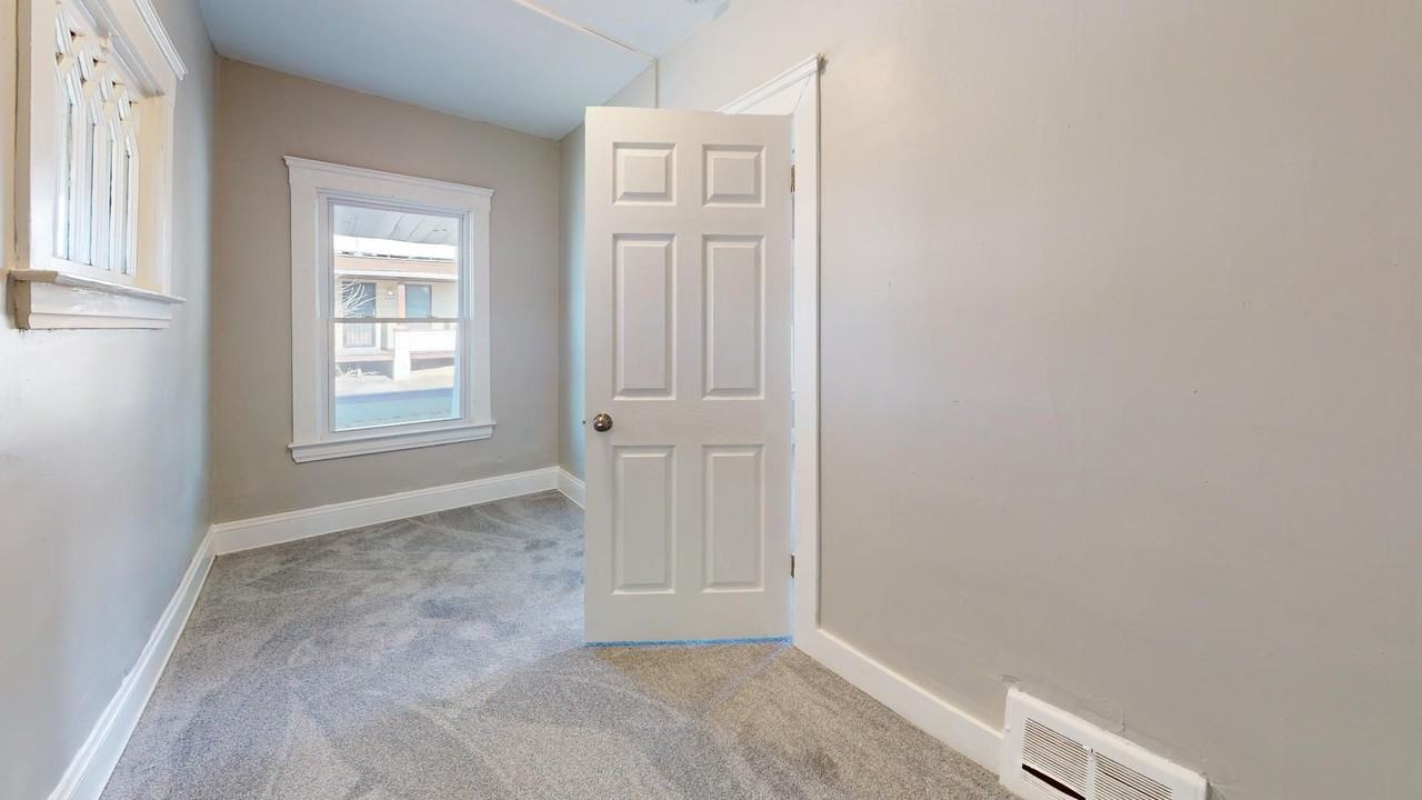 4559 Sackett Ave - Photo 4 of 48