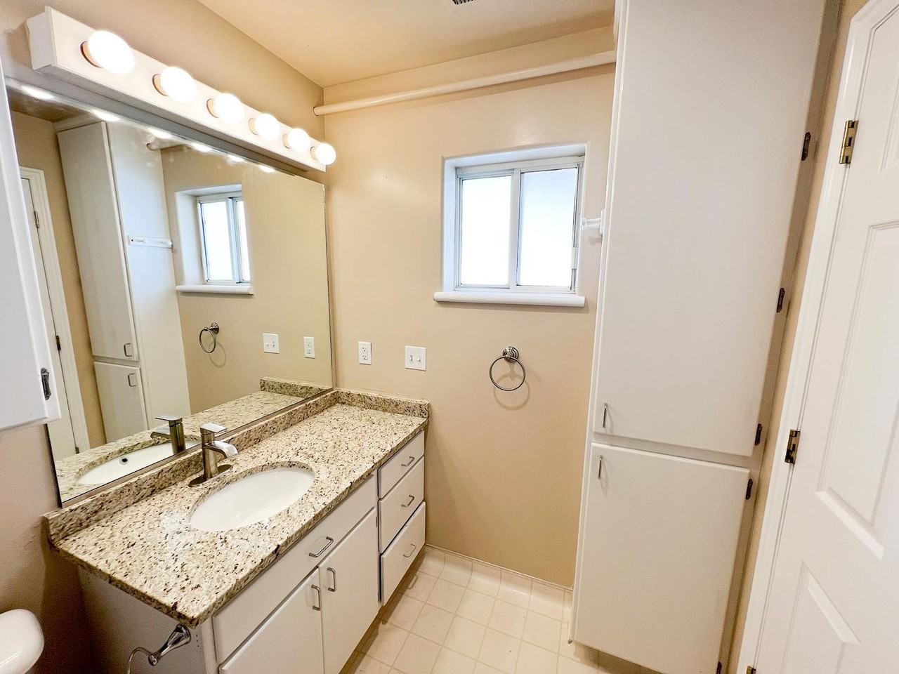 1060 N Louis St - Photo 4 of 14