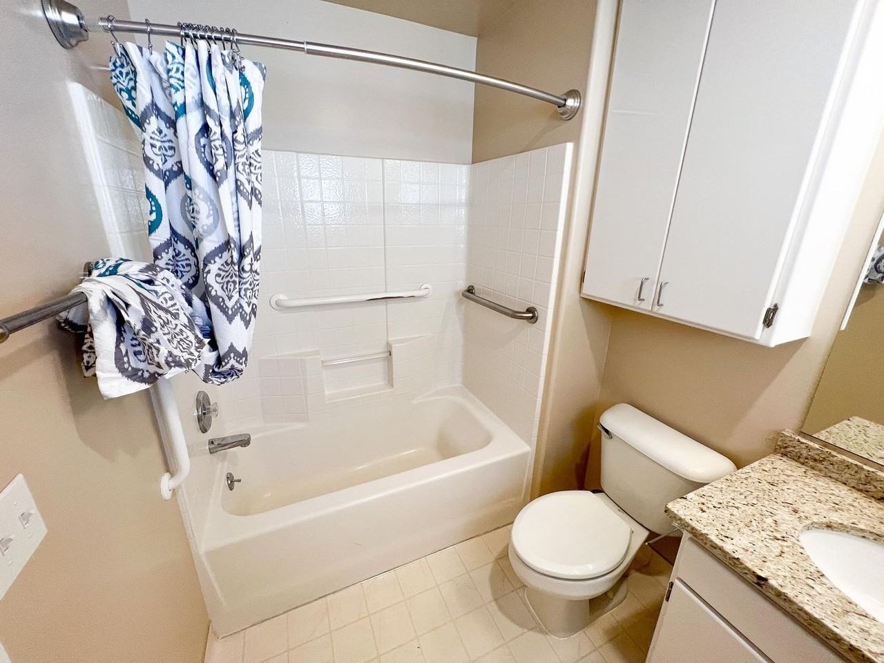 1060 N Louis St - Photo 5 of 14