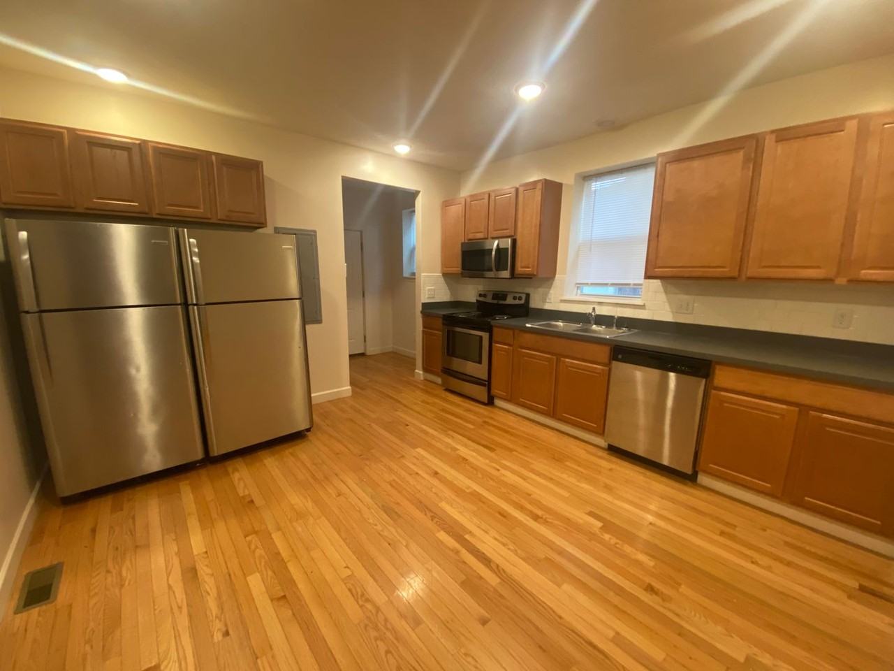 1539 Summit St - Photo 2 of 29