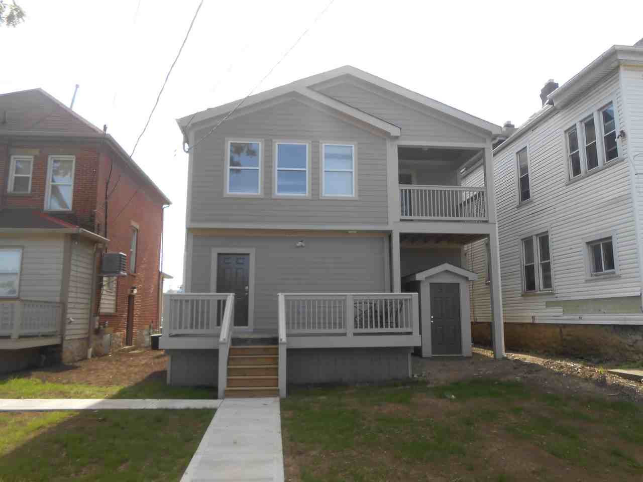 1539 Summit St - Photo 4 of 29