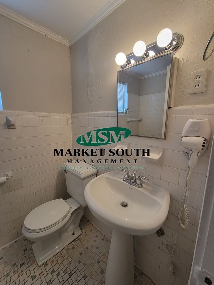 306 Lincoln St - Photo 2 of 12