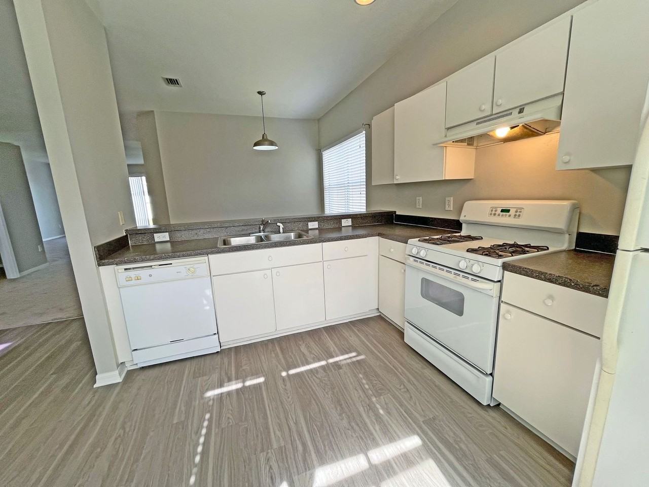 24925 Vintage Court - Photo 5 of 38