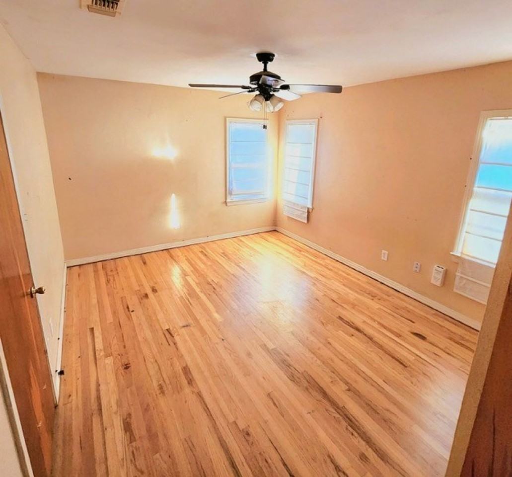 2315 35th St - Photo 3 of 9