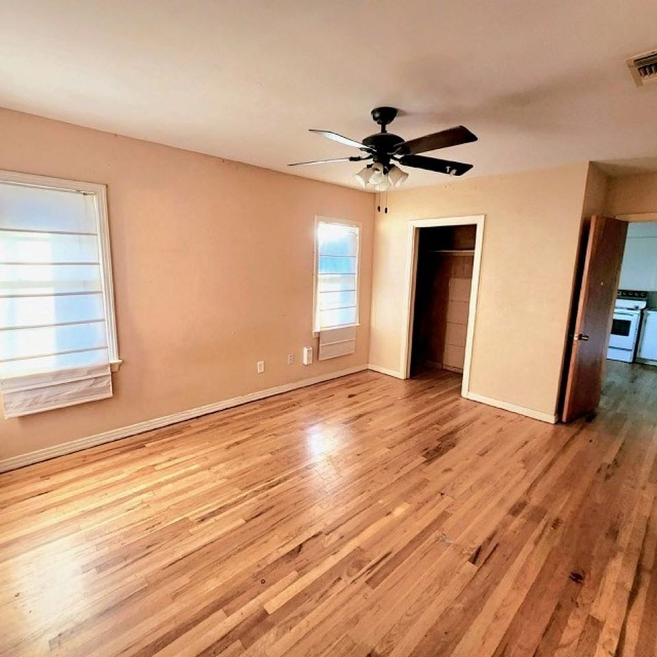 2315 35th St - Photo 4 of 9
