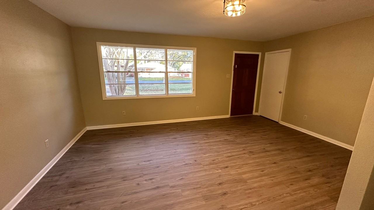 705 Eason Pl - Photo 2 of 9