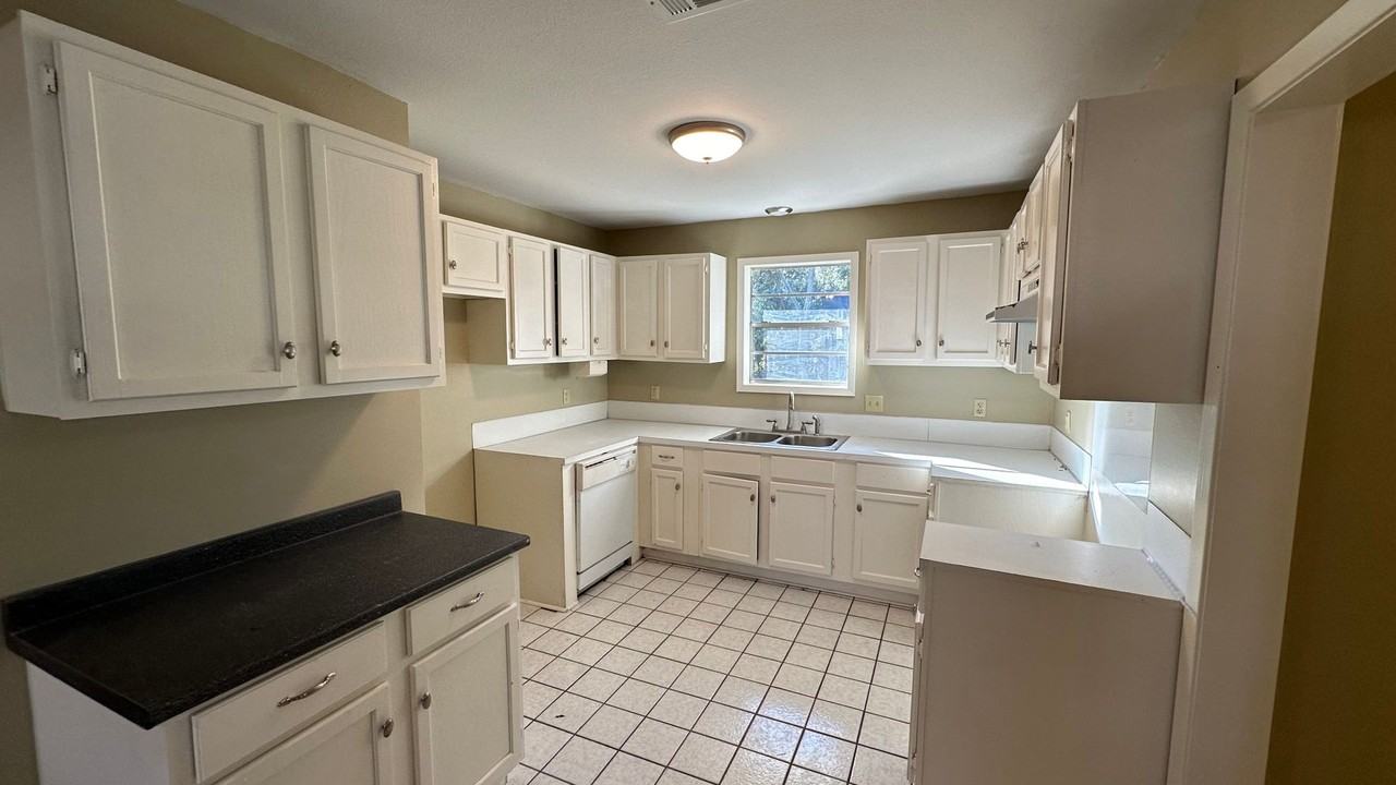 705 Eason Pl - Photo 3 of 9