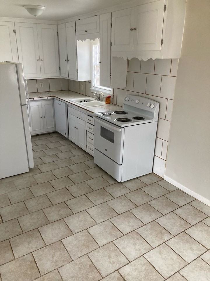 3006 47th St - Photo 3 of 3