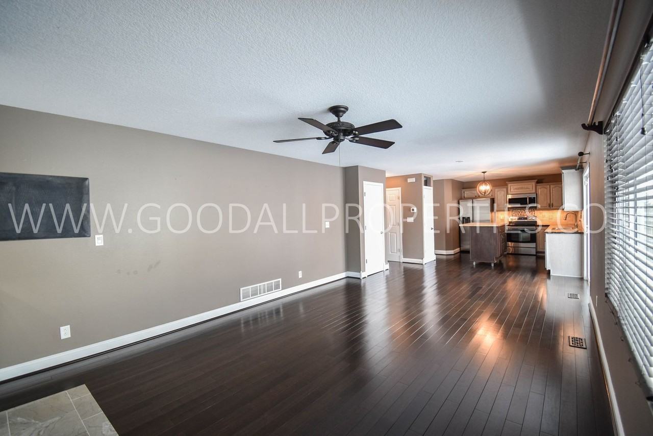 570 Se Carefree Ln - Photo 2 of 32