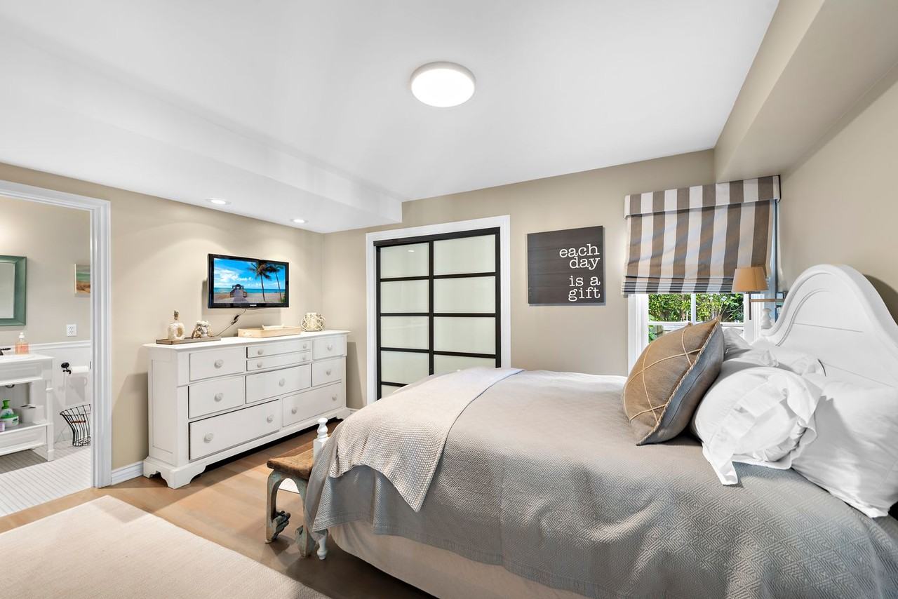 1855 Glenneyre St - Photo 4 of 39