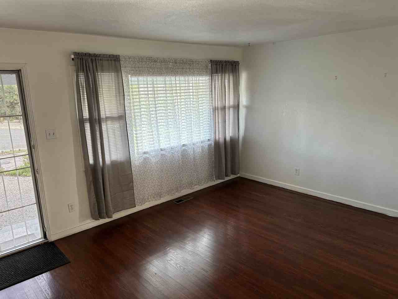 1229 Maple Ave - Photo 4 of 24