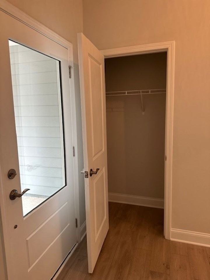 505 Colebrook Way - Photo 4 of 38