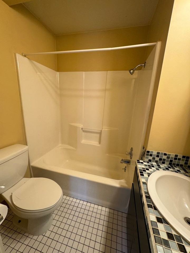 2154 Nw Everett St #A - Photo 7 of 10