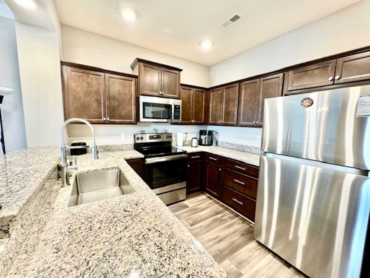 907 Kathy Ann Way W - Photo 2 of 13