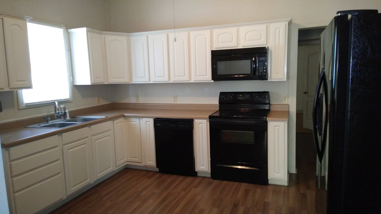 207 W 4th St - Photo 3 of 10