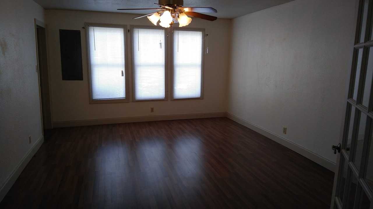 207 W 4th St - Photo 4 of 10