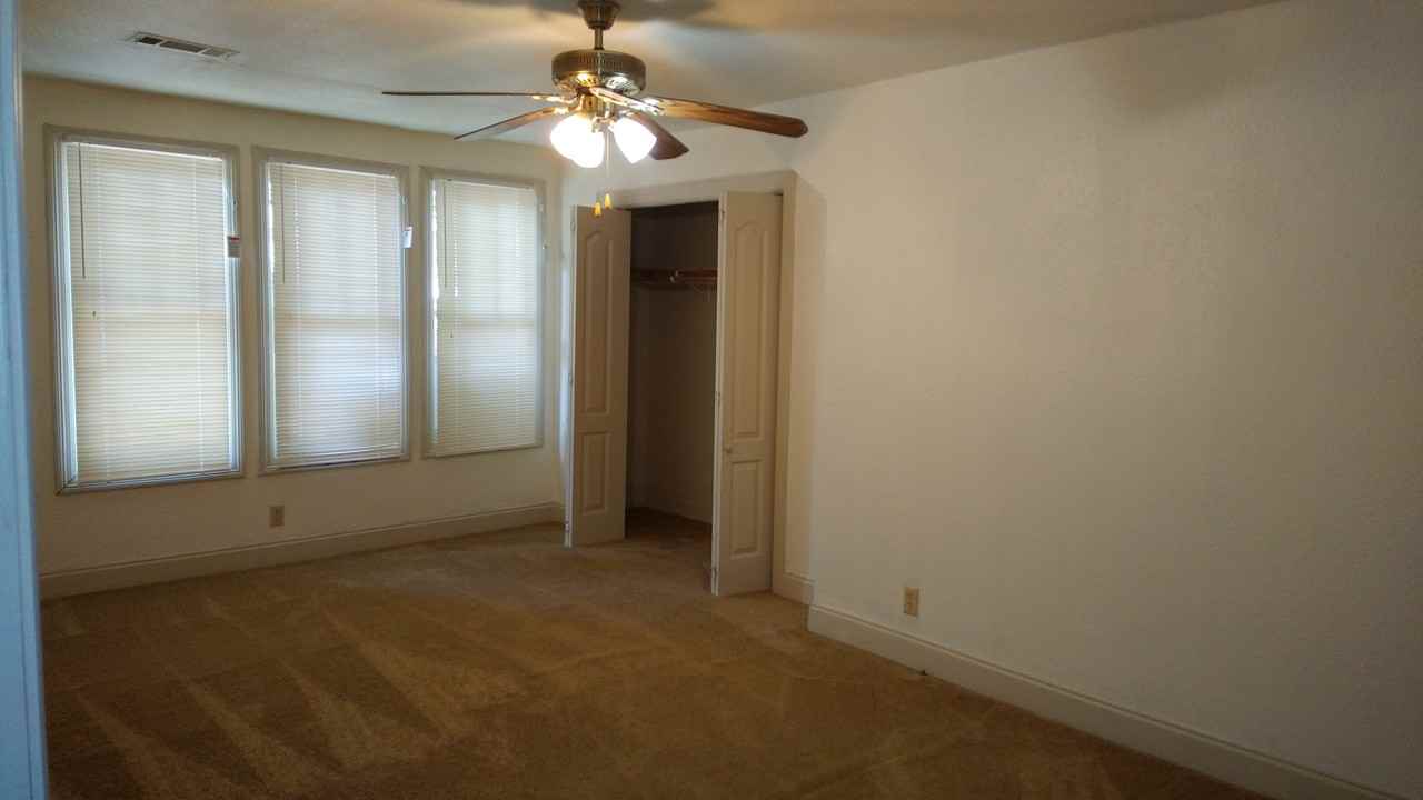 207 W 4th St - Photo 5 of 10