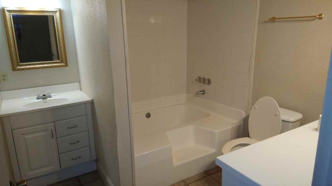 207 W 4th St - Photo 6 of 10