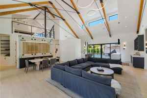 featured image of 4216 E Hazelwood St