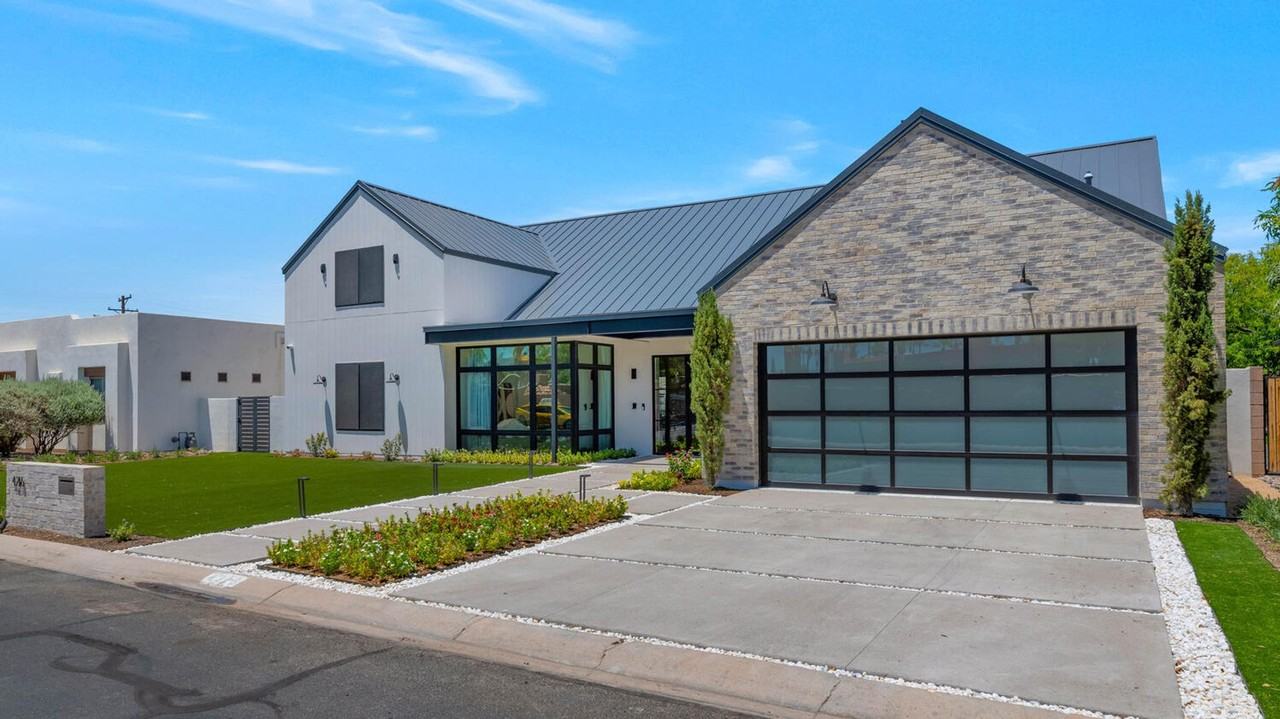 4216 E Hazelwood St - Photo 3 of 37