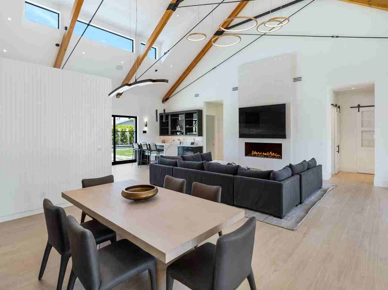 4216 E Hazelwood St - Photo 6 of 37