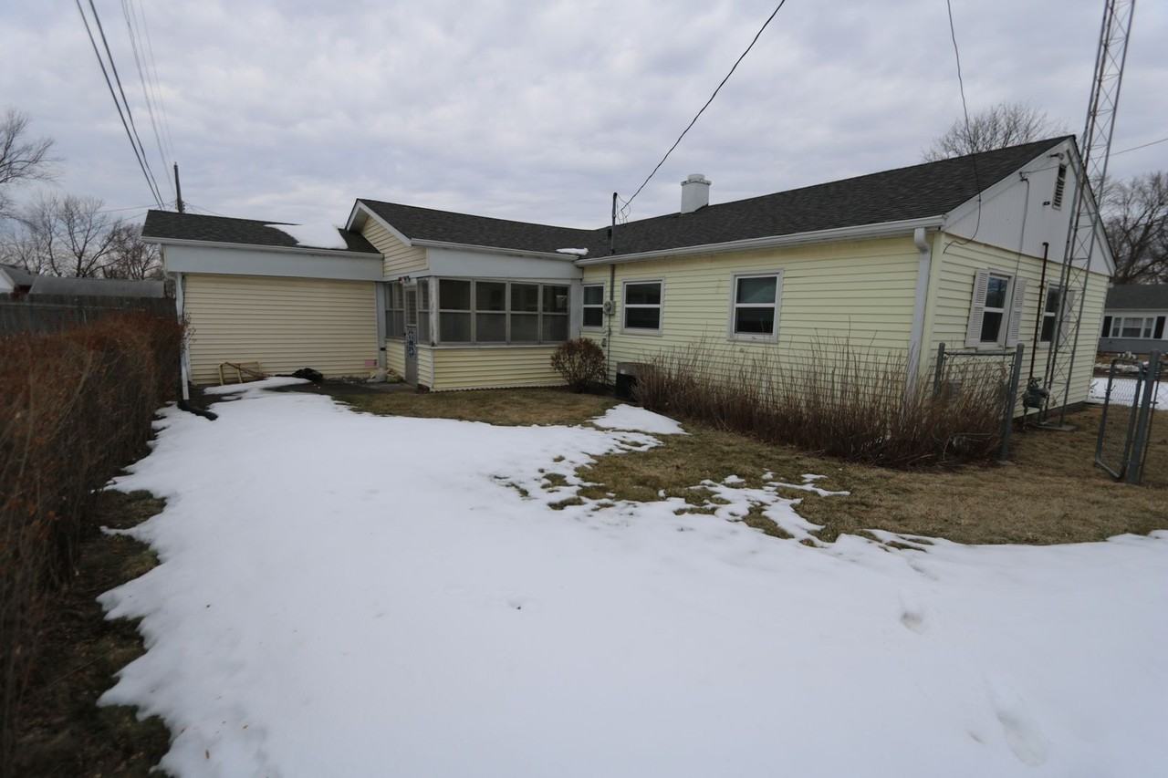 158 Windsor Cir - Photo 2 of 18