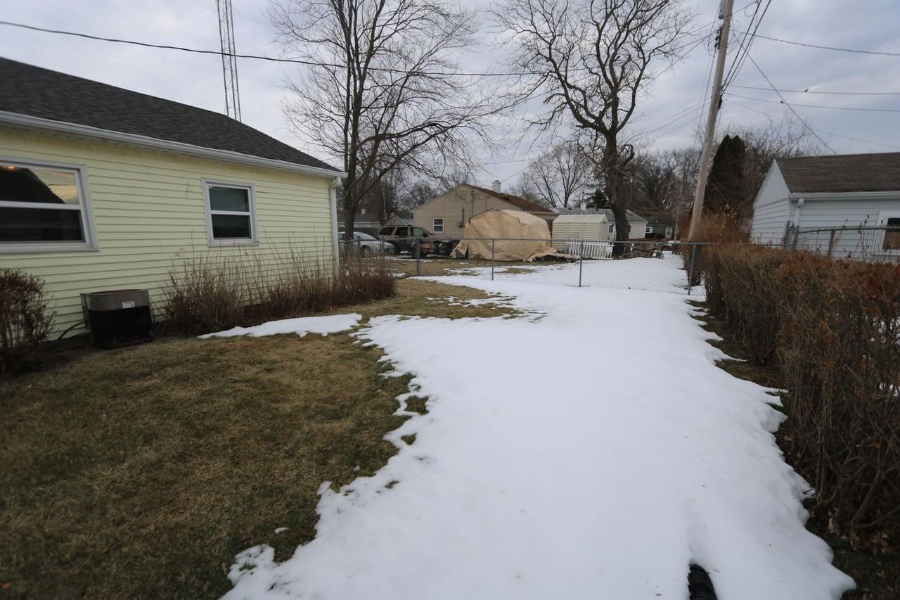 158 Windsor Cir - Photo 3 of 18