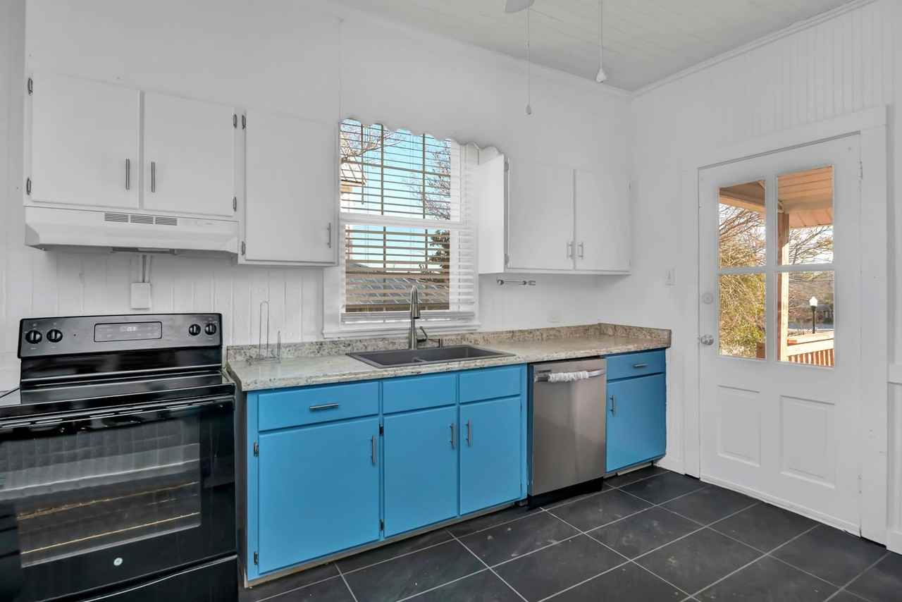 203 Oliver St - Photo 6 of 25