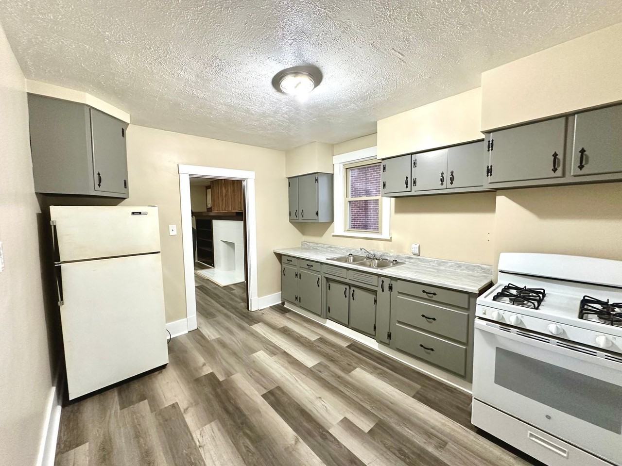 636 Hazelwood Ave - Photo 2 of 10