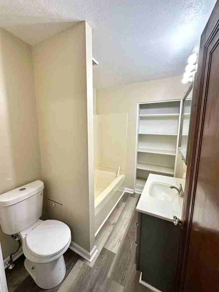 636 Hazelwood Ave - Photo 7 of 11