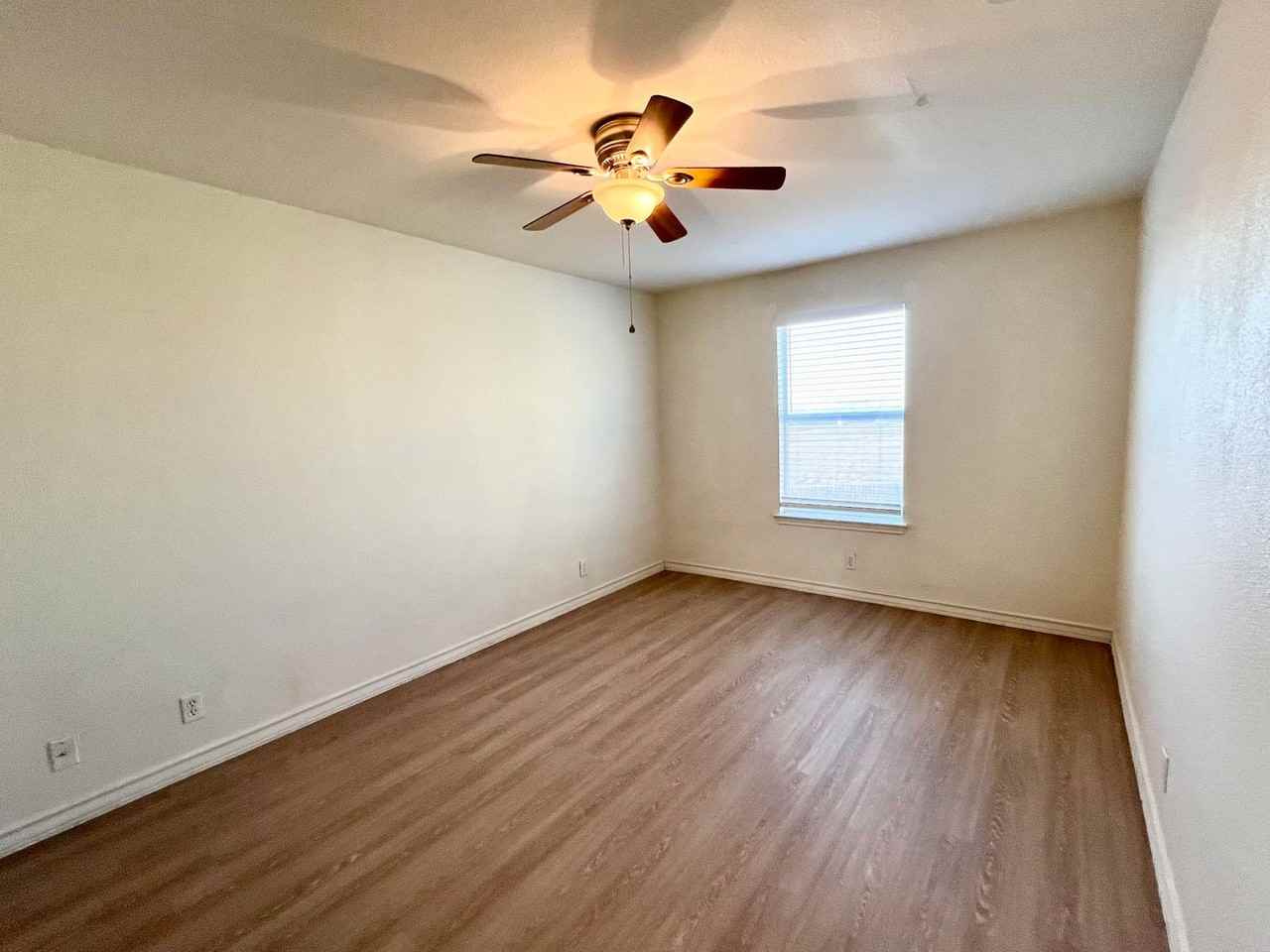 220 Sandstone Dr - Photo 2 of 12