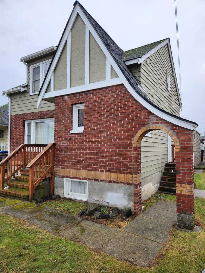 823 Dr Ml King Way - Photo 2 of 26